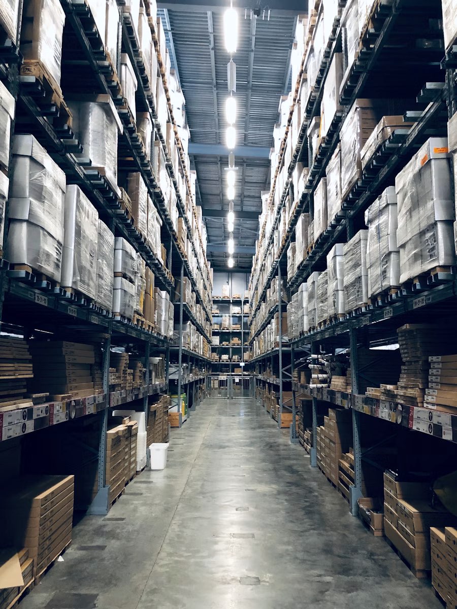 Gang tussen hoge stellingen in een distributiecentrum